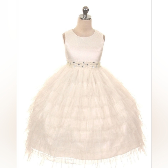 Layered mesh princess dress with a beautiful pearl and gem trim. Size 8 - Picture 1 of 14